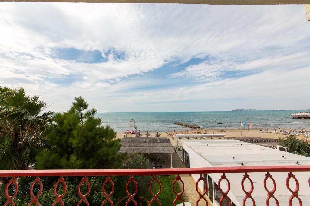 Expert Hotel - Image 1