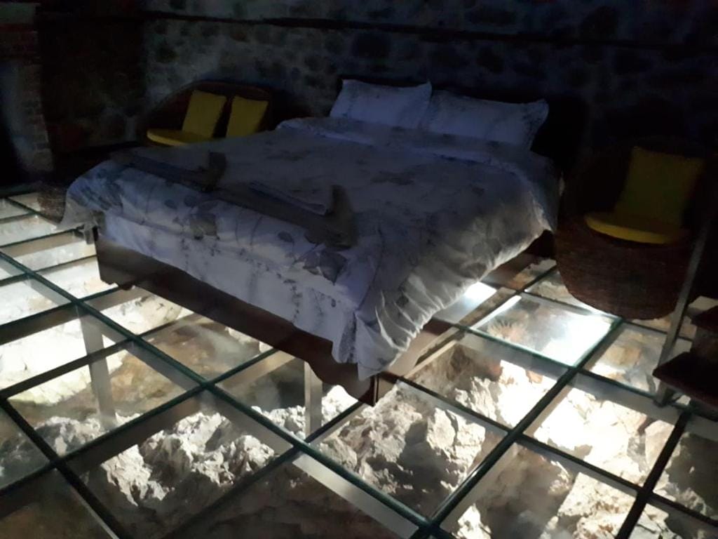 Nuci’s Home glass floor - Image 1