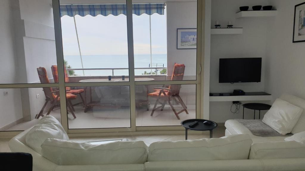 M&#038;I Beach Apartment with Sea View