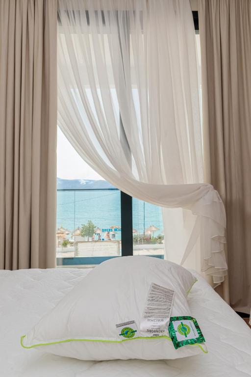 B&#038;B Champagne, Vlore Bay