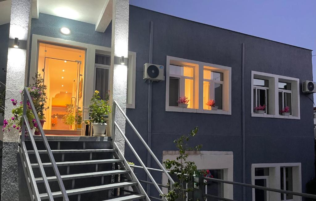 Deni’s Hotel - Image 1