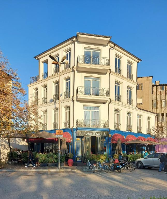 Amo’s Hotel - Image 1