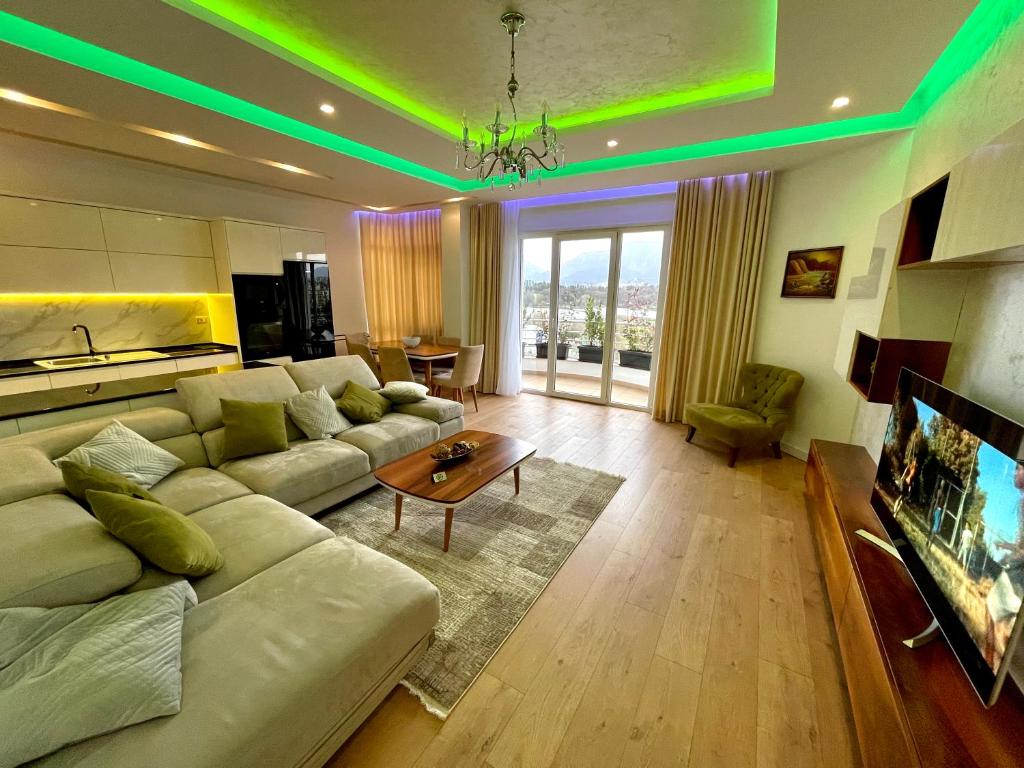 Queen’s Luxury Apartments Lake - Image 1