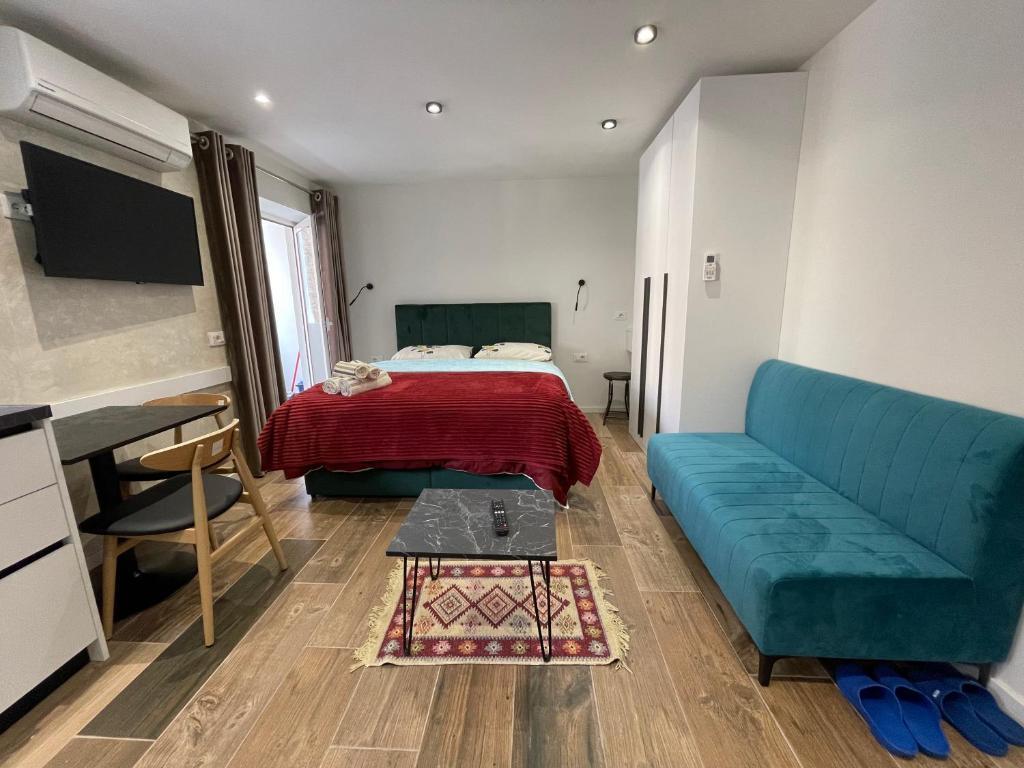 Le Petit Central Apartments - Image 1