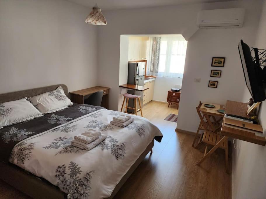 Andi’s Place-Comfy Studio-City Center - Image 1