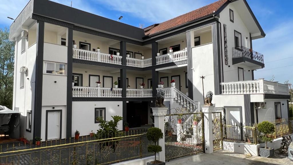 VILA AARON - Image 1