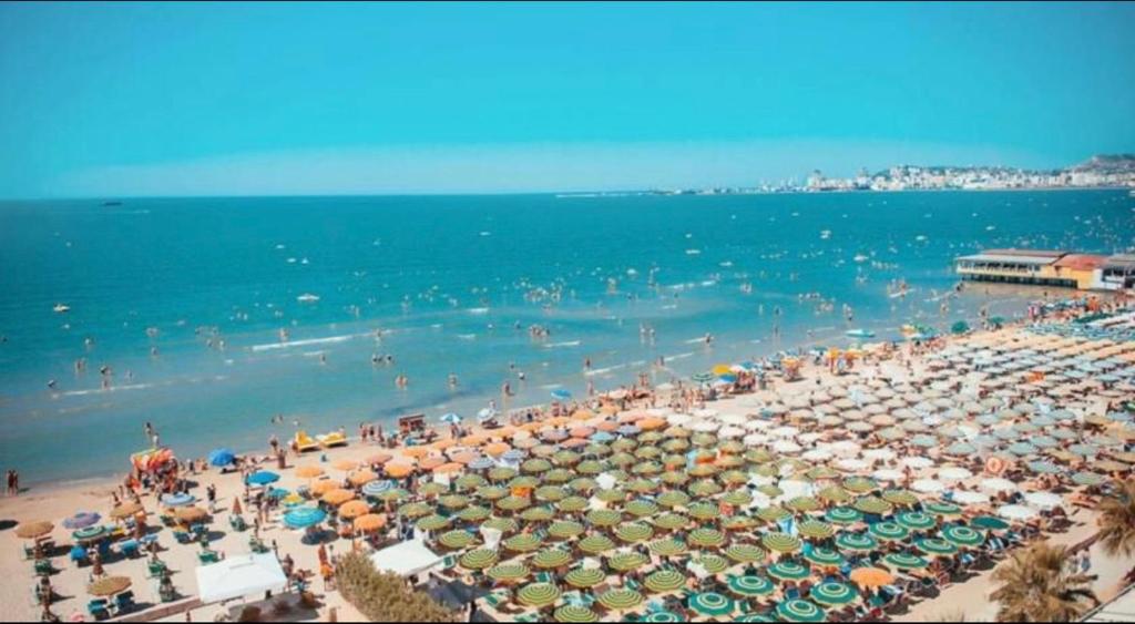 Cheap 2+1 apartment, 10 meters from beach - Image 1