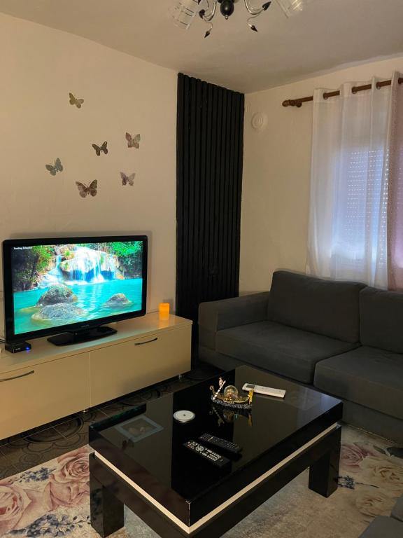 Densi Apartament - Image 1