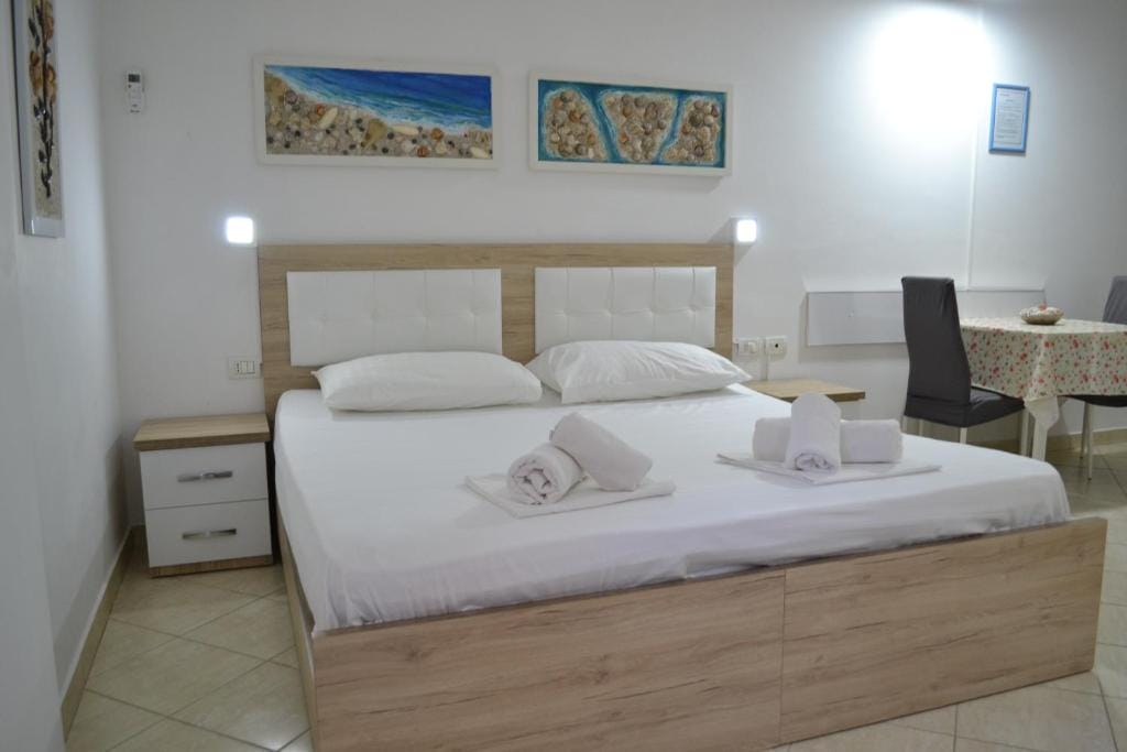 Seashell Art Decor Studio Modern,cosy,parking - Image 1