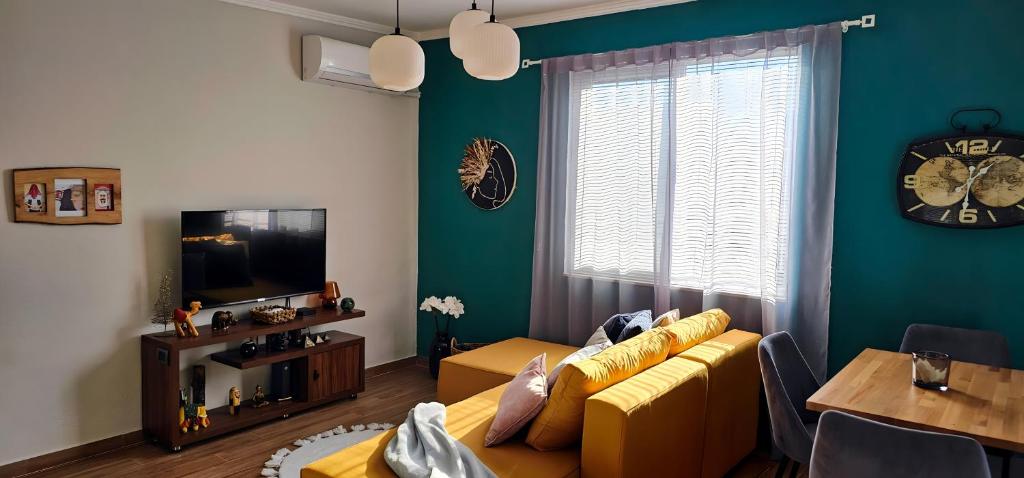 Nuçi’s Place 2, entire sunny apartment with balcony - Image 1