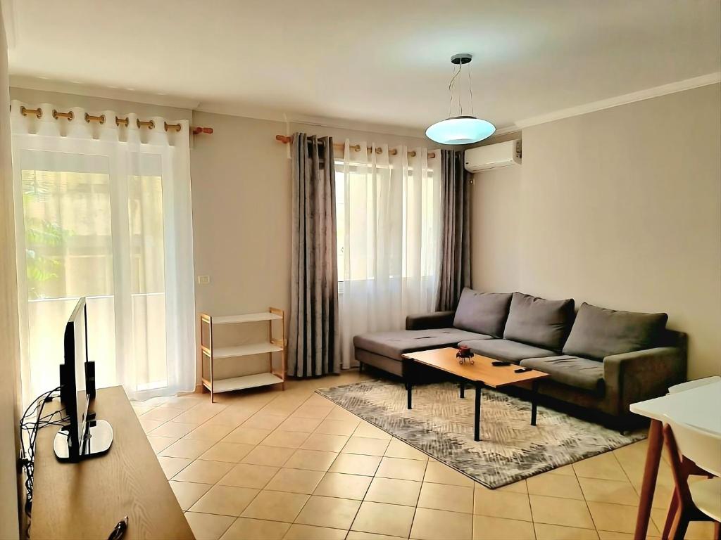 Quiet &#038; spacious city center apartment – 4 min walk - Image 1